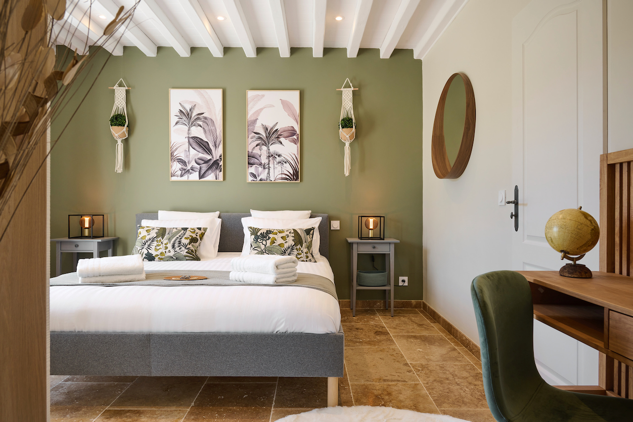 Chambre verte avec décoration moderne